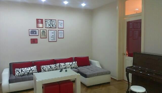 White Tiger In Center Of Tbilisi Apartment Exterior photo