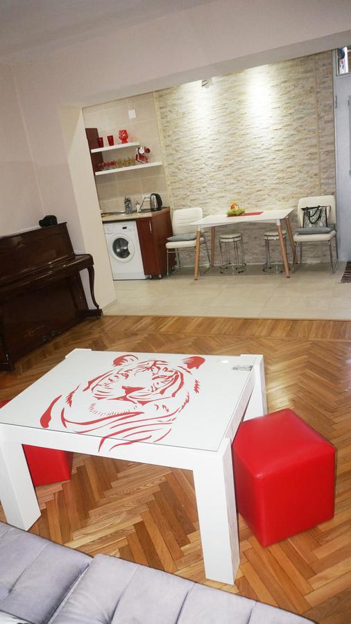 White Tiger In Center Of Tbilisi Apartment Exterior photo